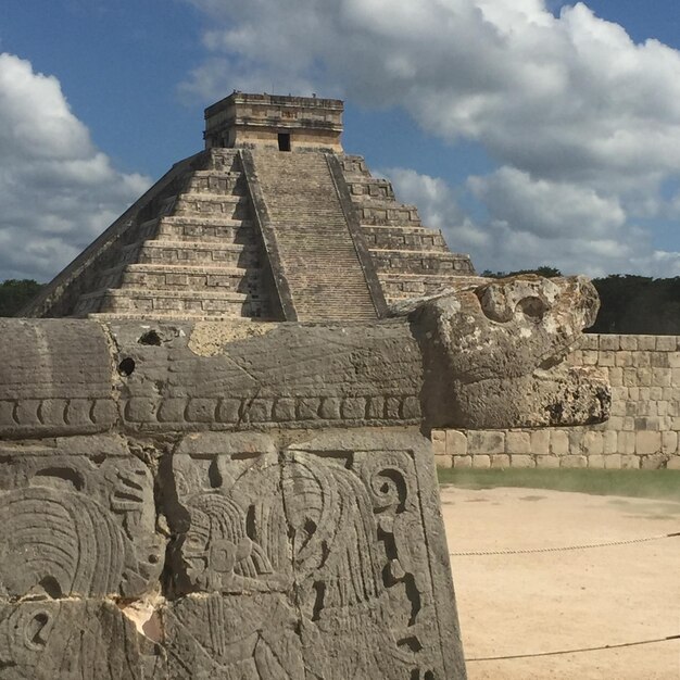 Estatua de piedra de Chichen Itza contra el cielo