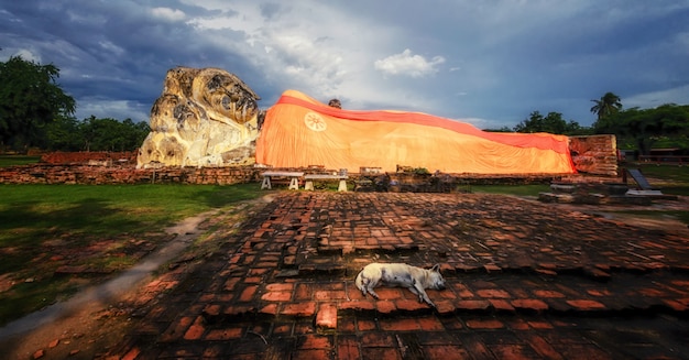 Estatua de piedra grande de Buda de mentira en Ayutthaya cerca de Bangkok, Tailandia.