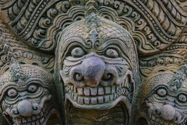Estatua de piedra en la pared del templo en Tailandia.