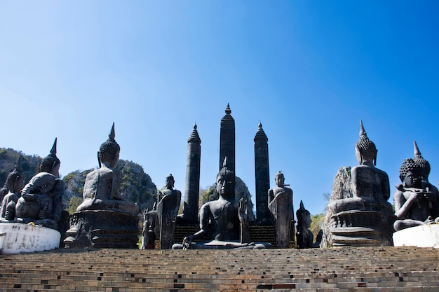Estatua de piedra pómez de Buda para el pueblo tailandés viajeros viajan visita respeto rezando bendición con santo en Wat Tham Krabok o templo Thamkrabok en Phra Phutthabat el 3 de enero de 2024 en Saraburi Tailandia