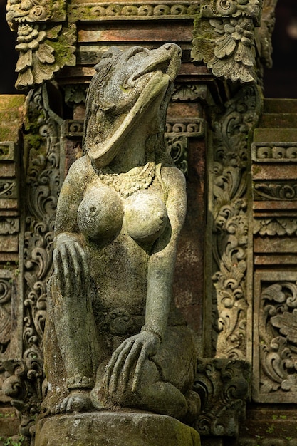 Estatua de piedra en la reserva forestal de Ubud Bali Indonesia