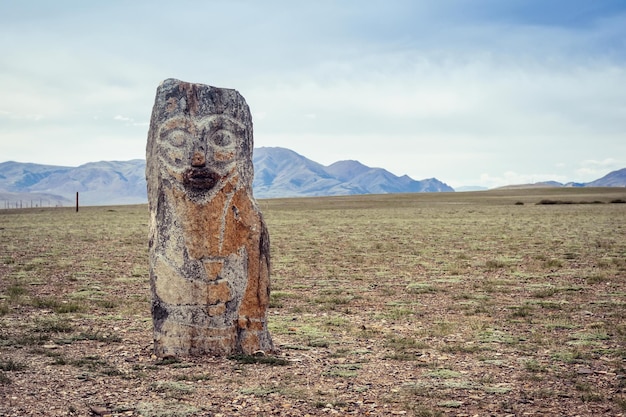 Estatua de piedra con rostro. altar antiguo cerca del pueblo de Ortolyk. Altai, Rusia.