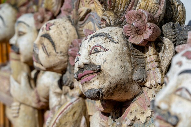 Estatua de piedra tradicional balinesa de la deidad en el templo de la calle Isla Bali Indonesia Cerrar