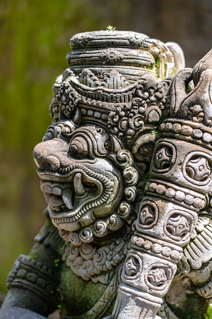 Estatua de piedra tradicional que representa a demonios, dioses y deidades mitológicas balinesas en Ubud, isla de Bali, Indonesia, cerrar