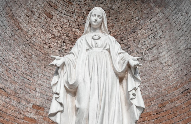 Estatua en piedra de la Virgen María