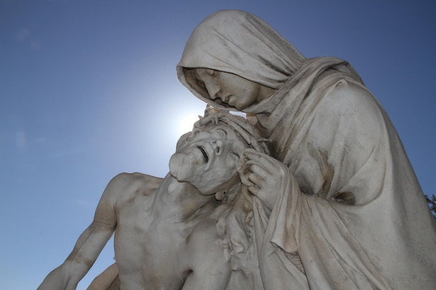 Foto estatua de la pieta contra el cielo