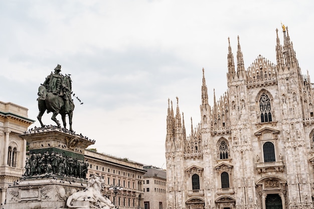 Estatua en la plaza frente a la catedral del duomo italia milán