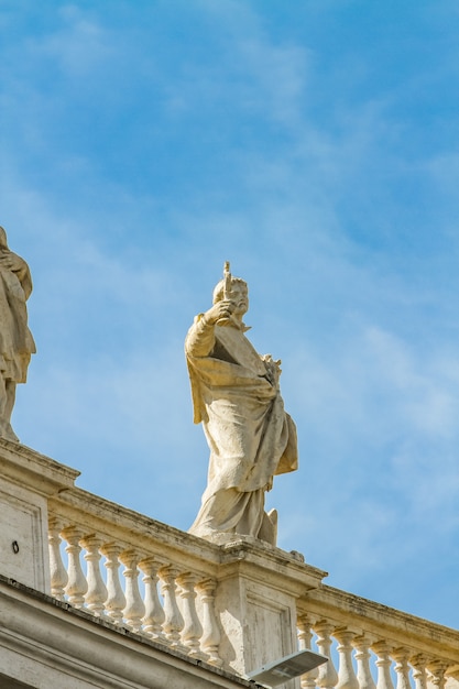 Estatua de la plaza de San Pedro en el Vaticano