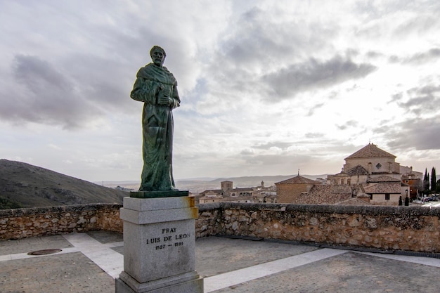 Estatua del poeta y religioso Fray Luis de León en la parte alta del casco antiguo de Cuenca