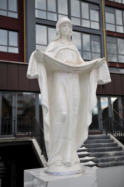 Estatua de la portada de la Santísima Virgen María