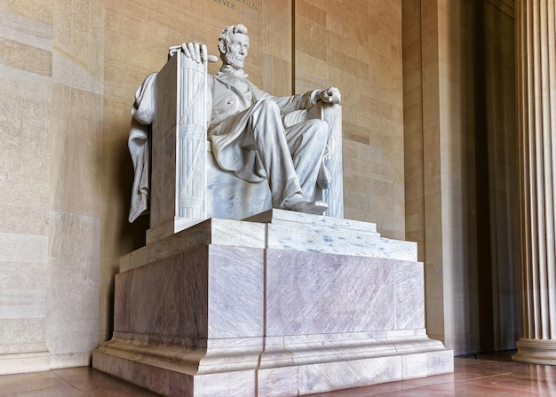 Estatua del presidente Abraham Lincoln en Washington DC, Estados Unidos. Fue esculpido por Daniel Chester French y tallado por los hermanos Piccirilli. La estatua fue inaugurada en 1922.