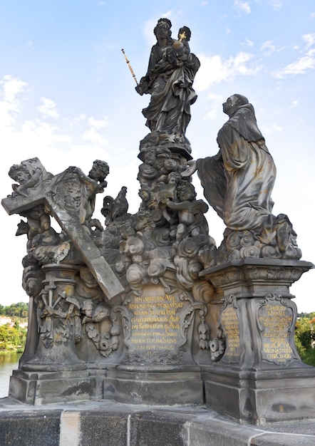 Estatua en el puente de Carlos Praga República Checa