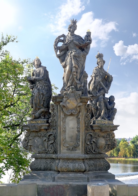 Estatua en el puente de Carlos Praga República Checa