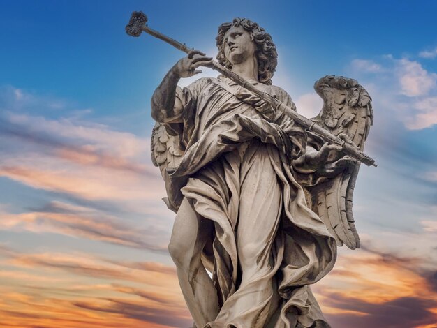 Estatua en el puente cerca del castillo de Sant'Angelo en Roma