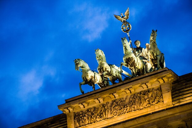 Foto estatua de quadriga en la puerta de brandeburgo