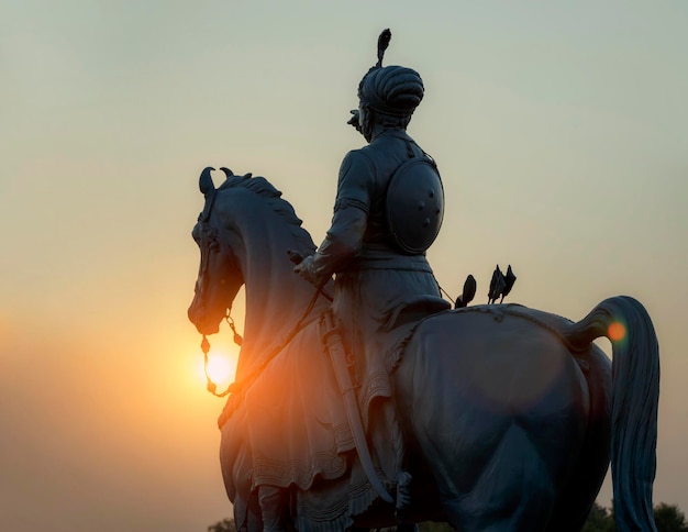 Foto estatua de rao jodha en los rayos del atardecer en jodhpur, india