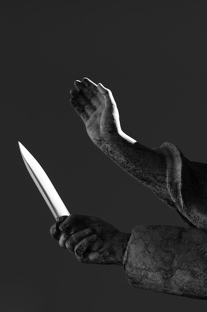 Foto estatua recortada con un cuchillo contra un fondo negro