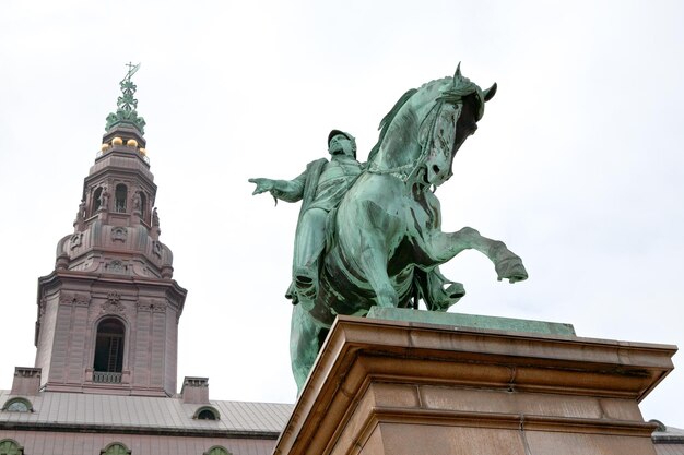 Estátua rei frederik vii em christiansborg slotsplads em copenhague