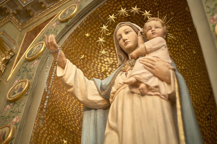 Estátua religiosa da Grande Madonna em uma igreja italiana