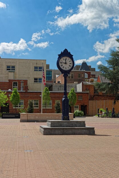 La estatua de un reloj se encuentra en Kogan Plaza. Es parte del campus de la Universidad de Washington y está situado cerca de la Biblioteca Gelman.