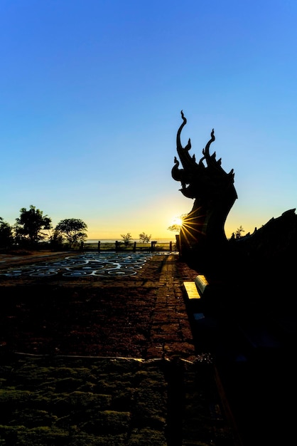 Estátua retroiluminada do naga decorada no templo ubon ratchathani tailândia