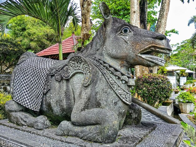 Foto una estatua de un rinoceronte con un techo rojo