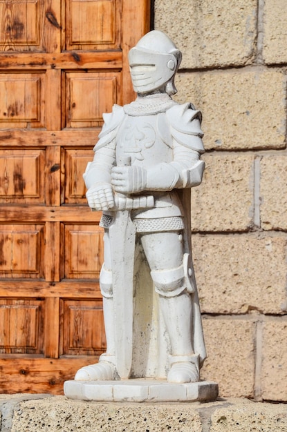 Estatua de roca de un soldado de armadura medieval