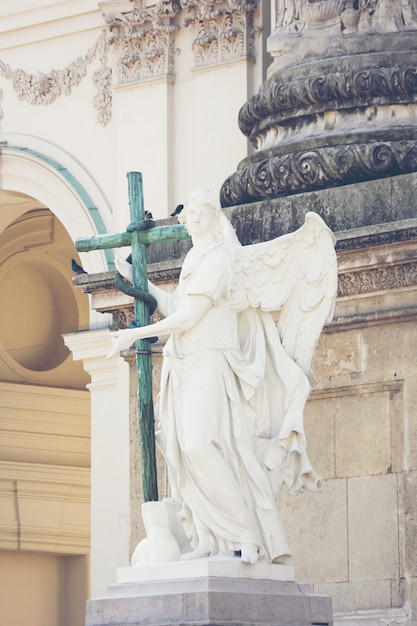 Foto estatua romana con una cruz