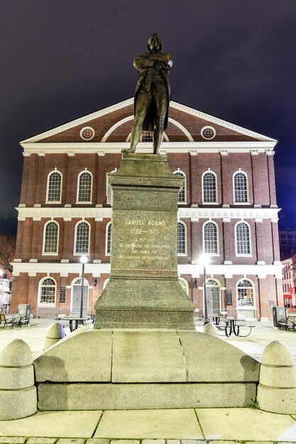 Estatua de Samuel Adams en frente del Salón Faneuil Boston Massachusetts Estados Unidos