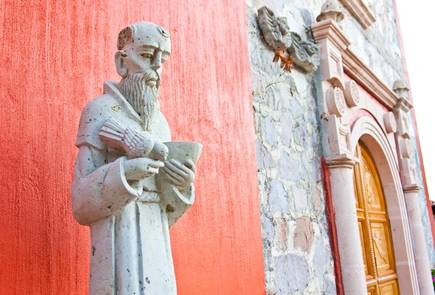 Estatua de San Francisco a la entrada de una iglesia mexicana