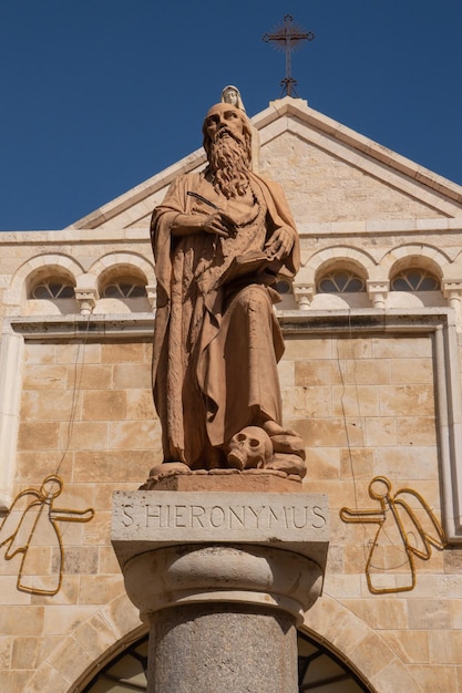 Estatua de San Jerónimo cerca de la entrada principal de la Iglesia de Santa Catalina Belén