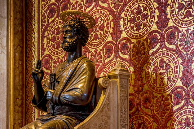 Estatua de San Pedro en la Basílica Vaticano Roma