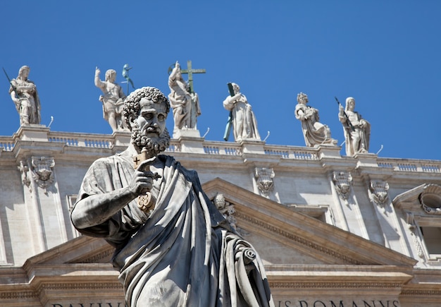 Estatua de San Pedro en la Plaza de San Pedro (Roma, Italia) con fondo de cielo azul