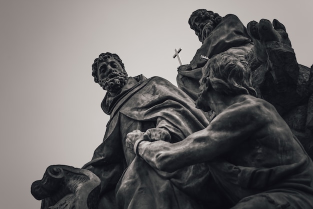 Estatua de los Santos Juan de Matha, Feliz de Valois e Iván en el Puente de Carlos. Praga, checo