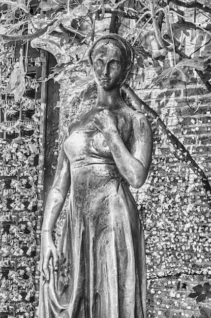 Foto estatua de la señal popular de juliet en verona italia