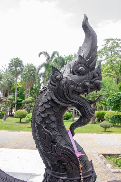 Estatua de serpiente negra Es venerada por quienes la ven en la religión es una escultura de estilo asiático