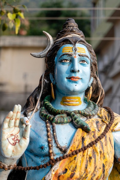 Estatua Shiva ídolo hindú en el ghat cerca del río Ganges en Rishikesh India cerrar