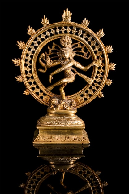 Foto estatua de shiva nataraja, señor de la danza