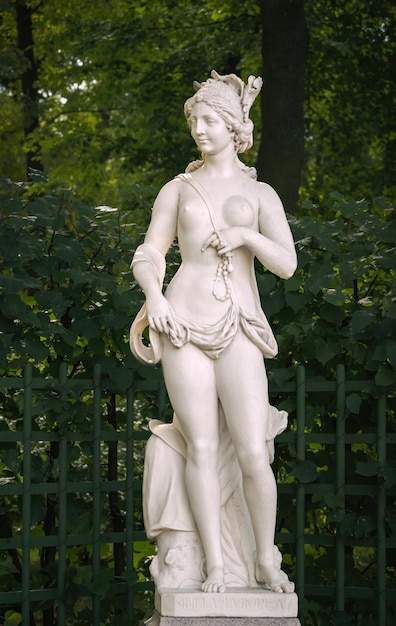 Estatua de Sibila de Europa por el escultor italiano Giovanni Zorzoni 1717 en Summer Garden en San Petersburgo Rusia