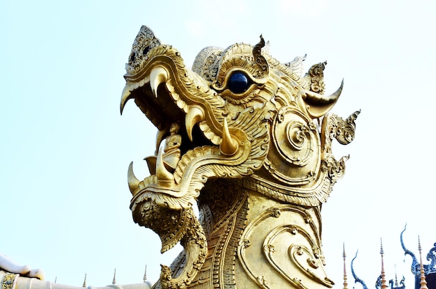 Estatua de Singha en Wat Phra That Suthon Mongkhon Khiri en Phrae Tailandia