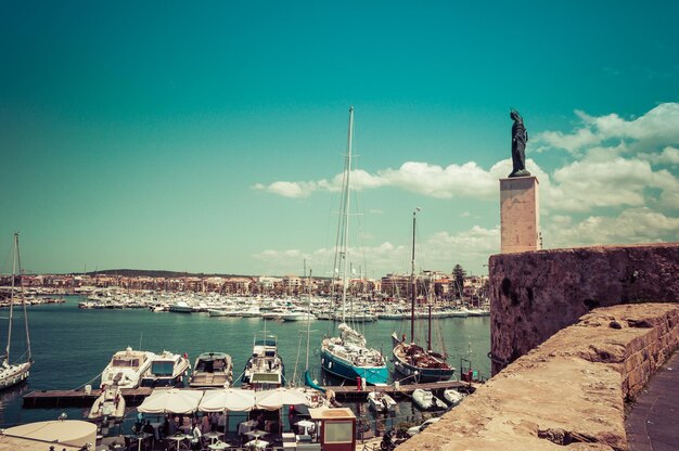 Estatua sobre el puerto de Alghero