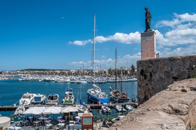 Estatua sobre el puerto de Alghero