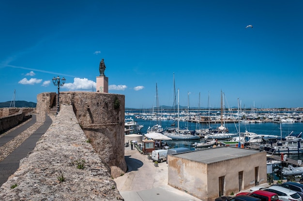 Estatua sobre el puerto de Alghero