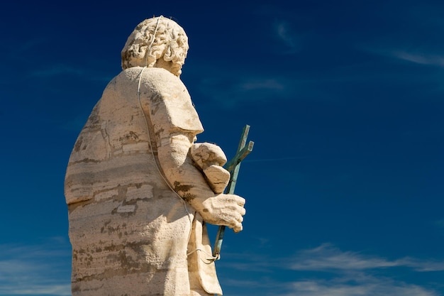 Estatua en el techo de la basílica de San Pedro Vaticano Roma Italia