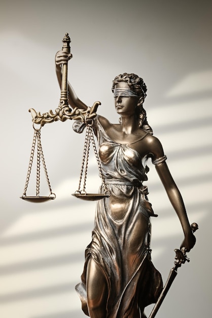 Estatua de Temis escalas de justicia concepto de abogado de ley