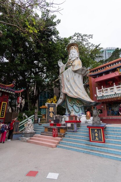 Estatua por templo contra los árboles