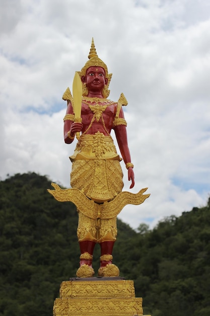 Estatua de un templo contra el cielo