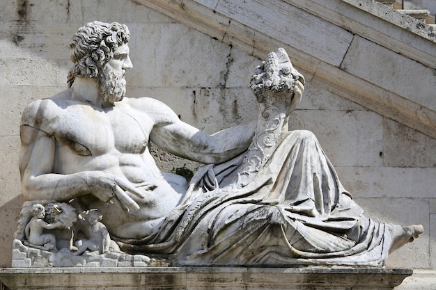 Estatua del Tevere en Roma Italia