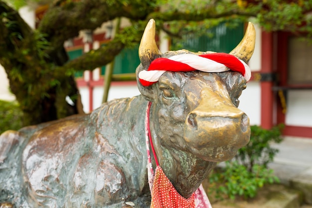 Foto estatua de toro en el santuario dazaifu tenmangu