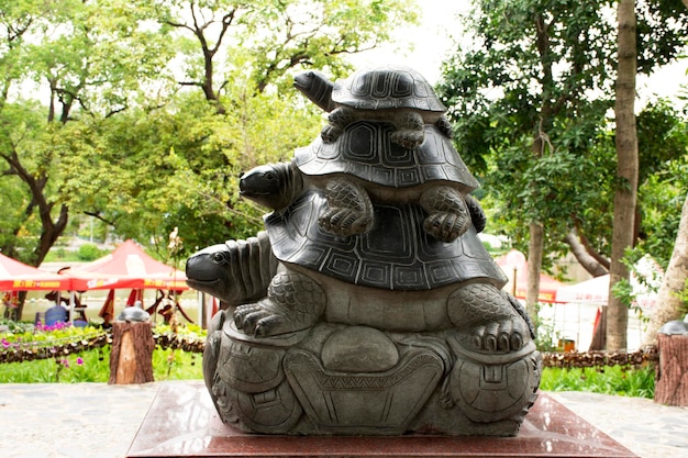 Estatua de tortuga o tortuga para los chinos y los viajeros extranjeros visitan el jardín en el parque público de Zhongshan en la ciudad de Shantou o Swatow el 9 de mayo de 2018 en Guangdong China